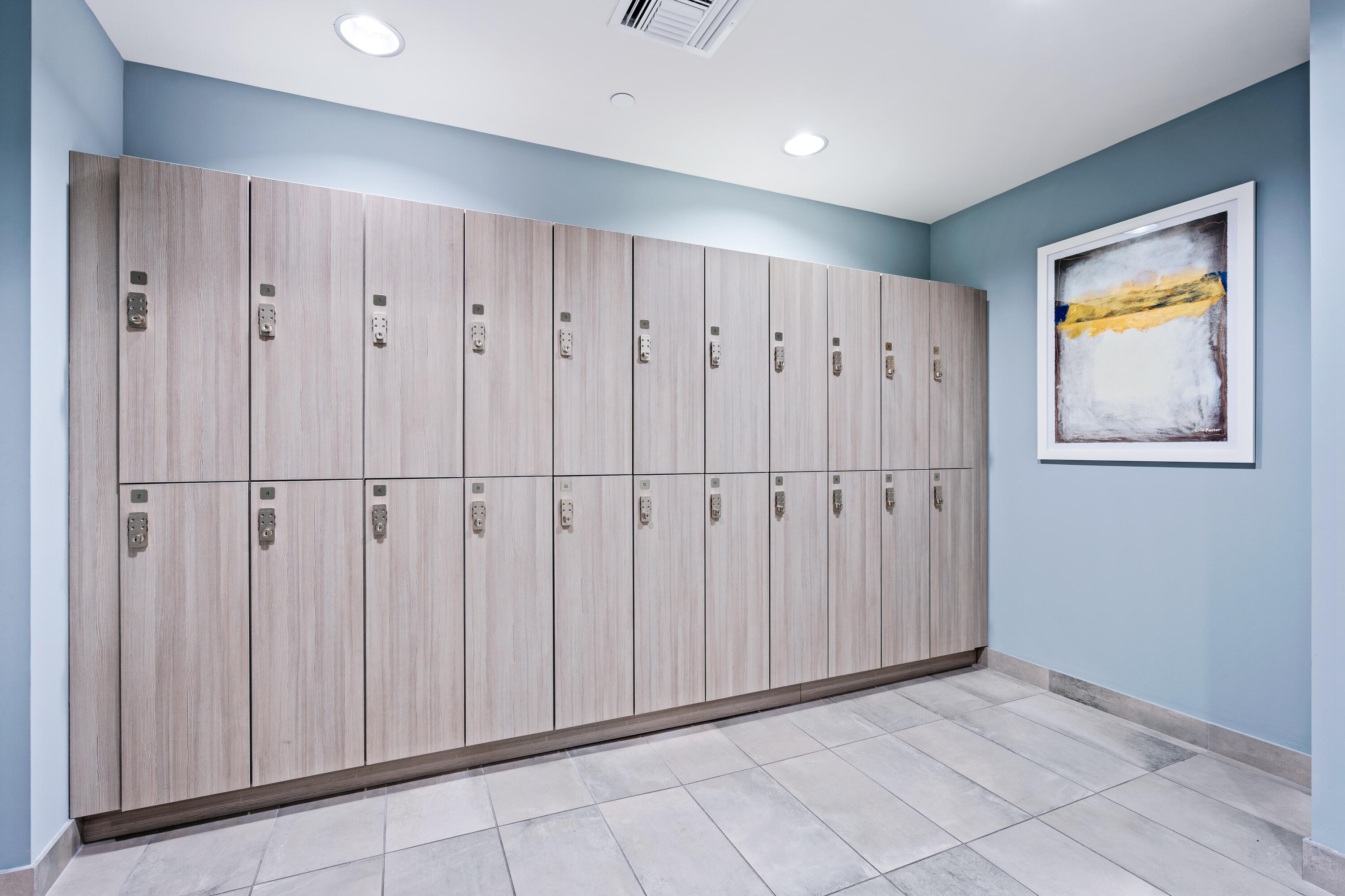 2720 Donald Ross Road, Unit 402 Palm Beach Gardens, FL 33410 - Photo 37 of 41 Lounge lockers