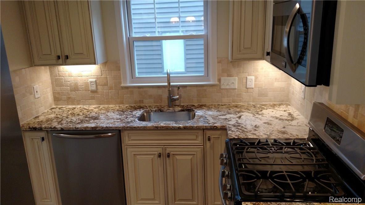 2509 South Rochester Road Royal Oak, MI 48073 - Photo 7 of 36 Gourmet Kitchen