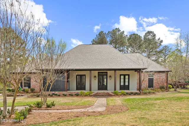$879,000 | 128 Summer Lake Drive, Ridgeland, MS 39157