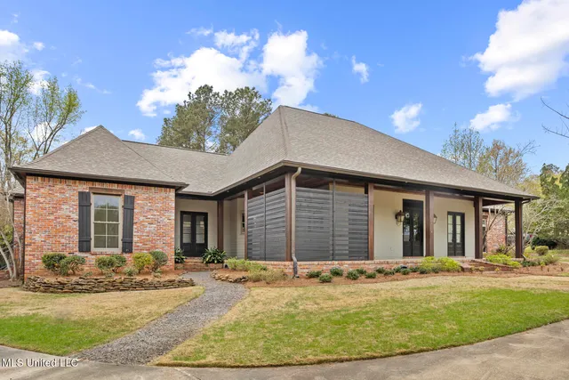 $879,000 | 128 Summer Lake Drive, Ridgeland, MS 39157