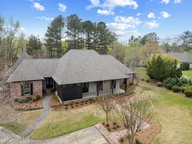 $879,000 | 128 Summer Lake Drive, Ridgeland, MS 39157