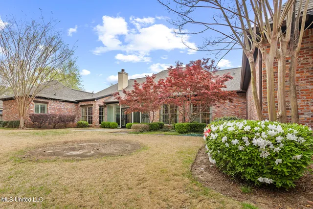 $849,000 | 128 Summer Lake Drive, Ridgeland, MS 39157