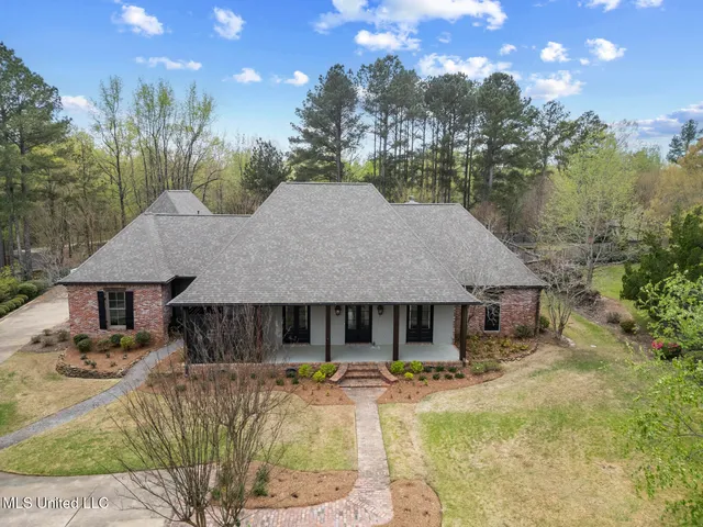 $879,000 | 128 Summer Lake Drive, Ridgeland, MS 39157