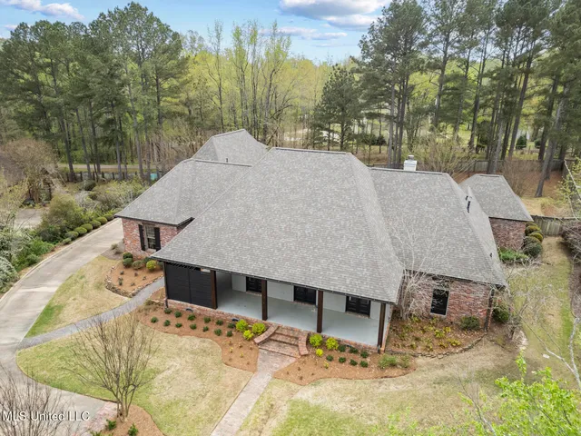 $879,000 | 128 Summer Lake Drive, Ridgeland, MS 39157