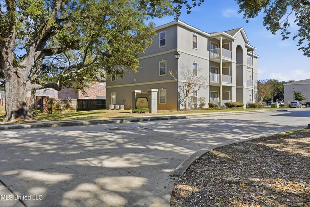 $195,000 | 310 Holcomb Boulevard, Unit 305, Ocean Springs, MS 39564