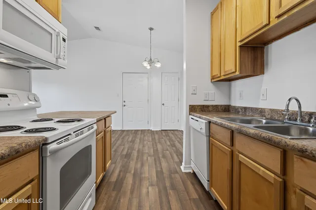 $195,000 | 310 Holcomb Boulevard, Unit 305, Ocean Springs, MS 39564