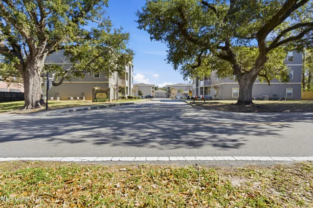 $195,000 | 310 Holcomb Boulevard, Unit 305, Ocean Springs, MS 39564