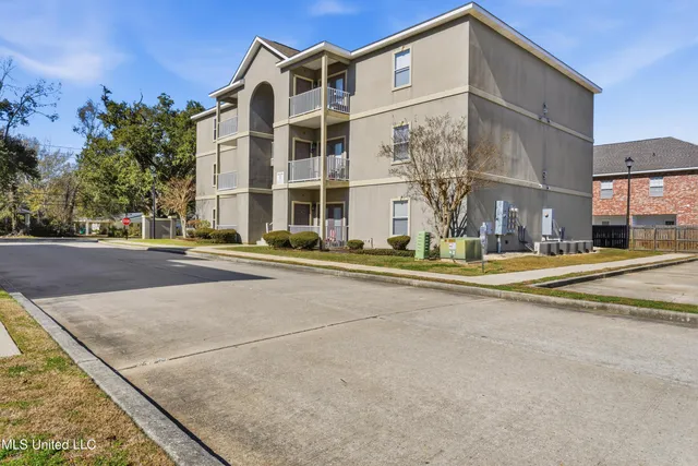 $195,000 | 310 Holcomb Boulevard, Unit 305, Ocean Springs, MS 39564