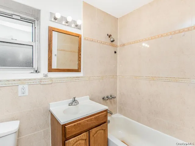 $3,400 | 661 Sagamore Street, Unit 3M | Van Nest