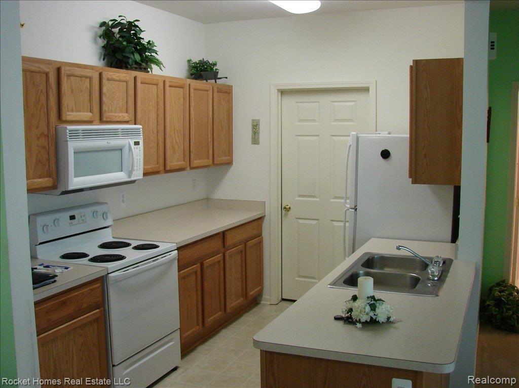 11840 Farmington Road Livonia, MI 48150 - Photo 6 of 17 Kitchen