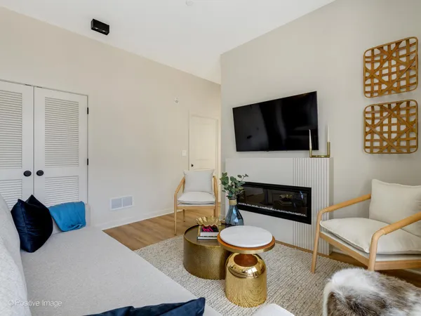 $2,450 | 8308 West Center Avenue, Unit 302, River Grove, IL 60171