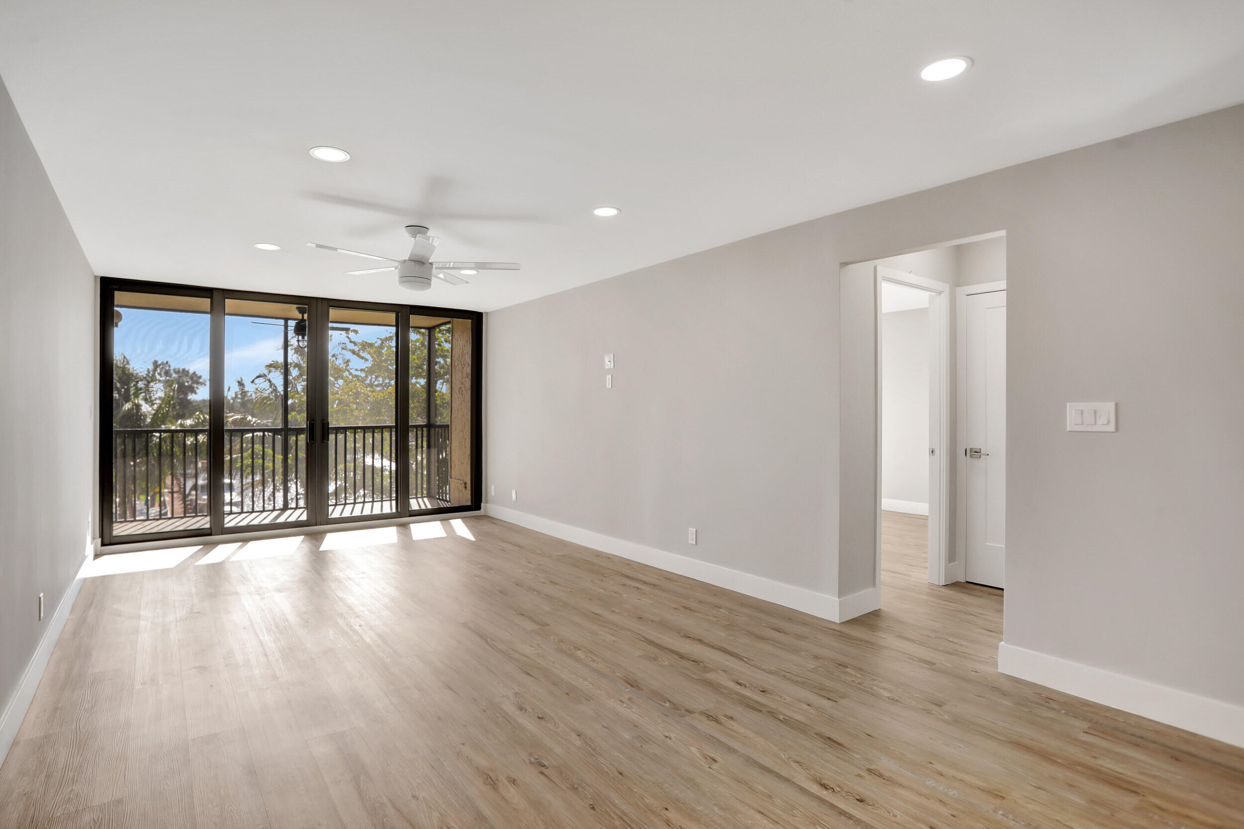7 Royal Palm Way, Unit 404 Boca Raton, FL 33432 - Photo 8 of 21 25_001l9598