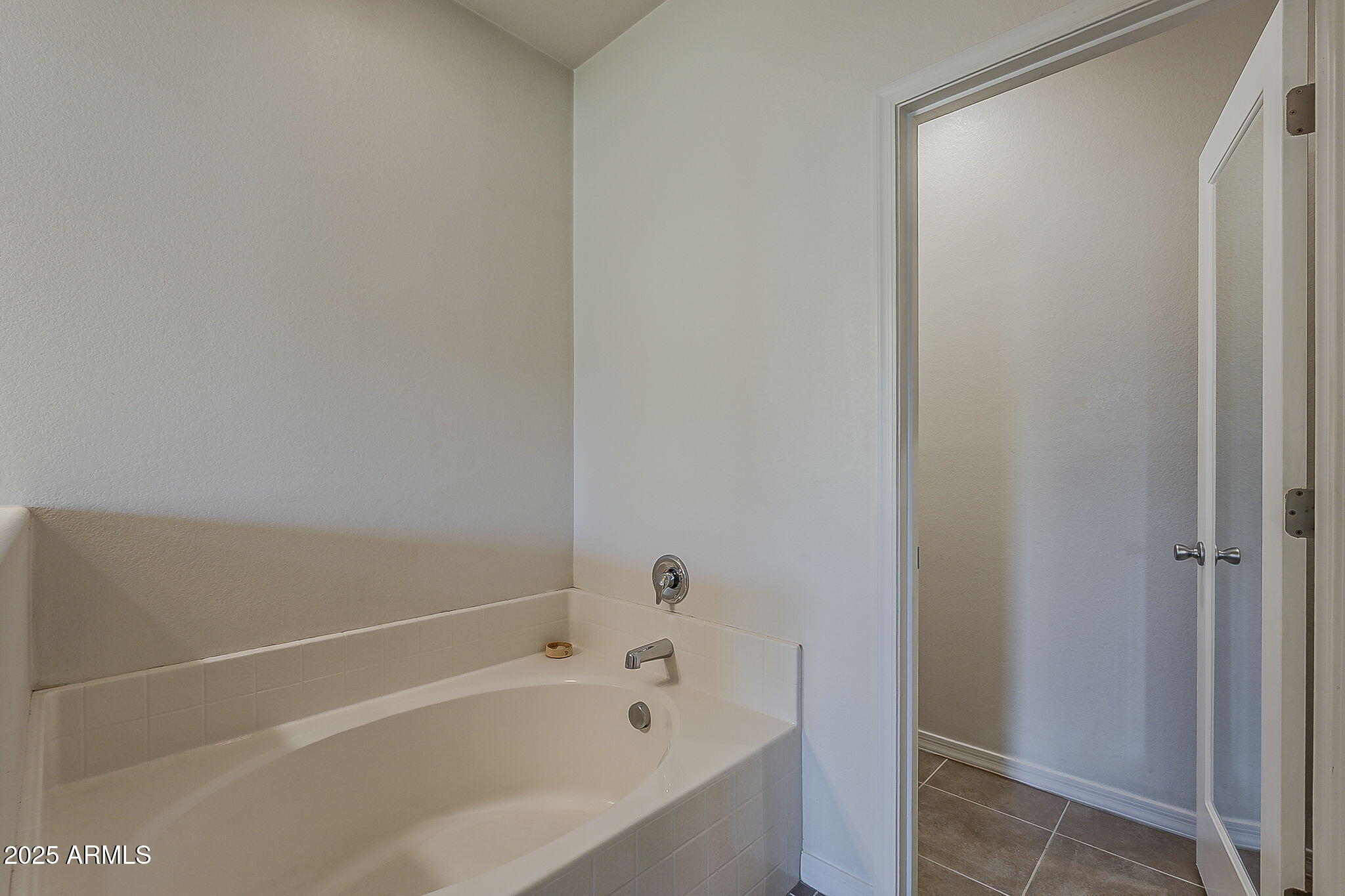 4407 West Crescent Road San Tan Valley, AZ 85144 - Photo 26 of 50 a bathroom with bathtub