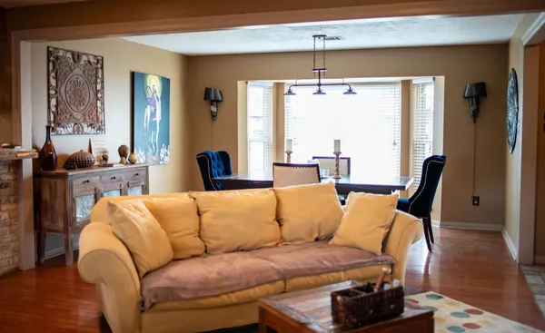 $2,900 | 1911 Shadow Bend Drive, Houston, TX 77043