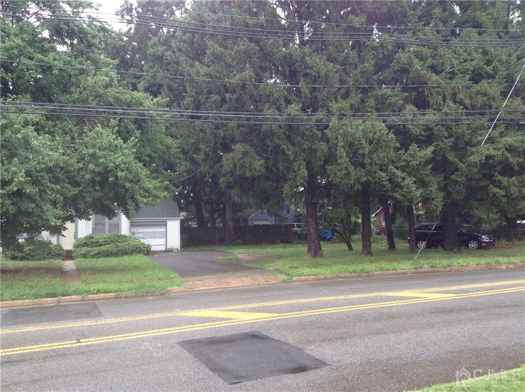 78 Vineyard Road Edison, NJ 08817 - Photo 2 of 4 a backyard of a house with lots of green space