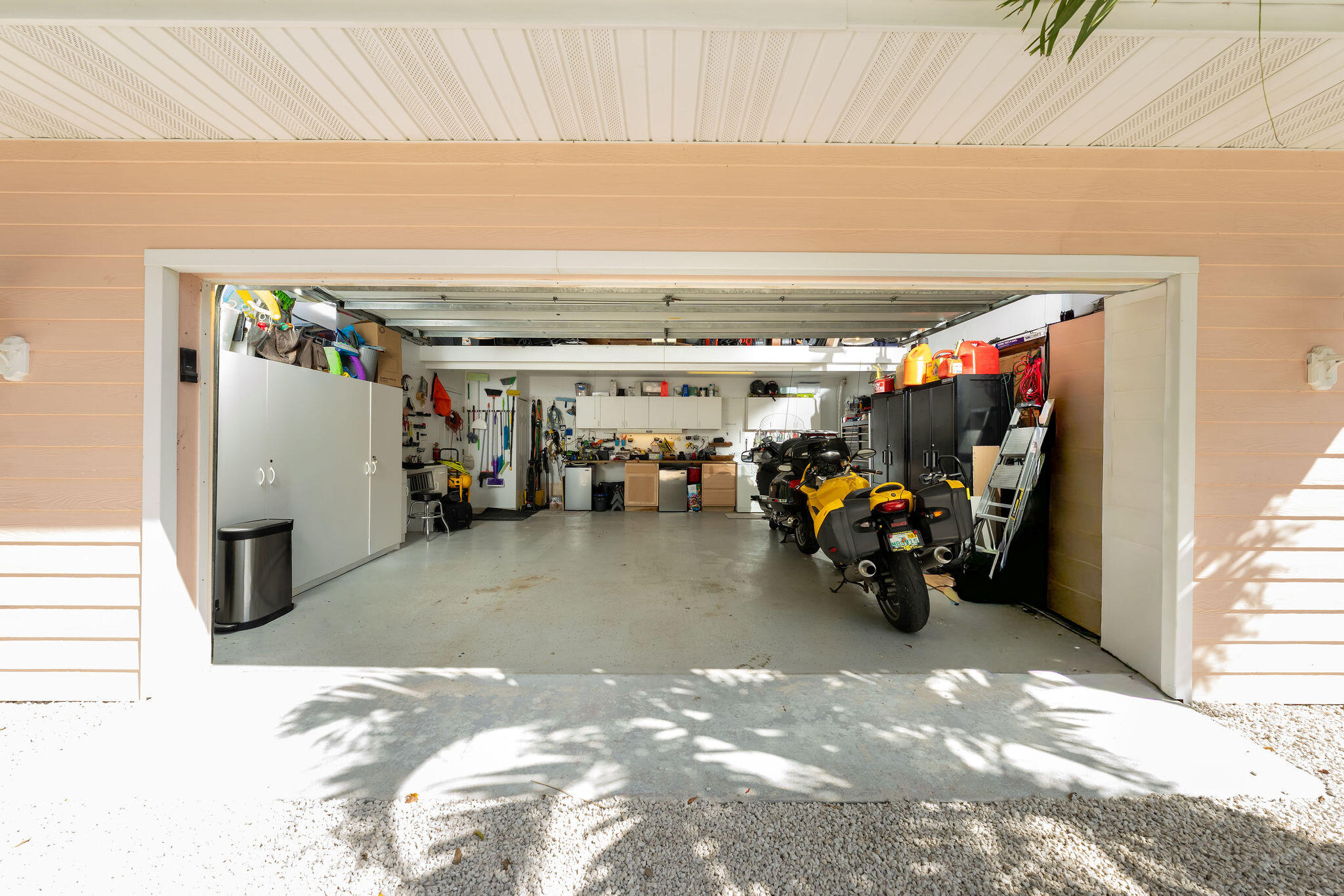 810 Madrid Road Key Largo, FL 33037 - Photo 8 of 78 Large garage