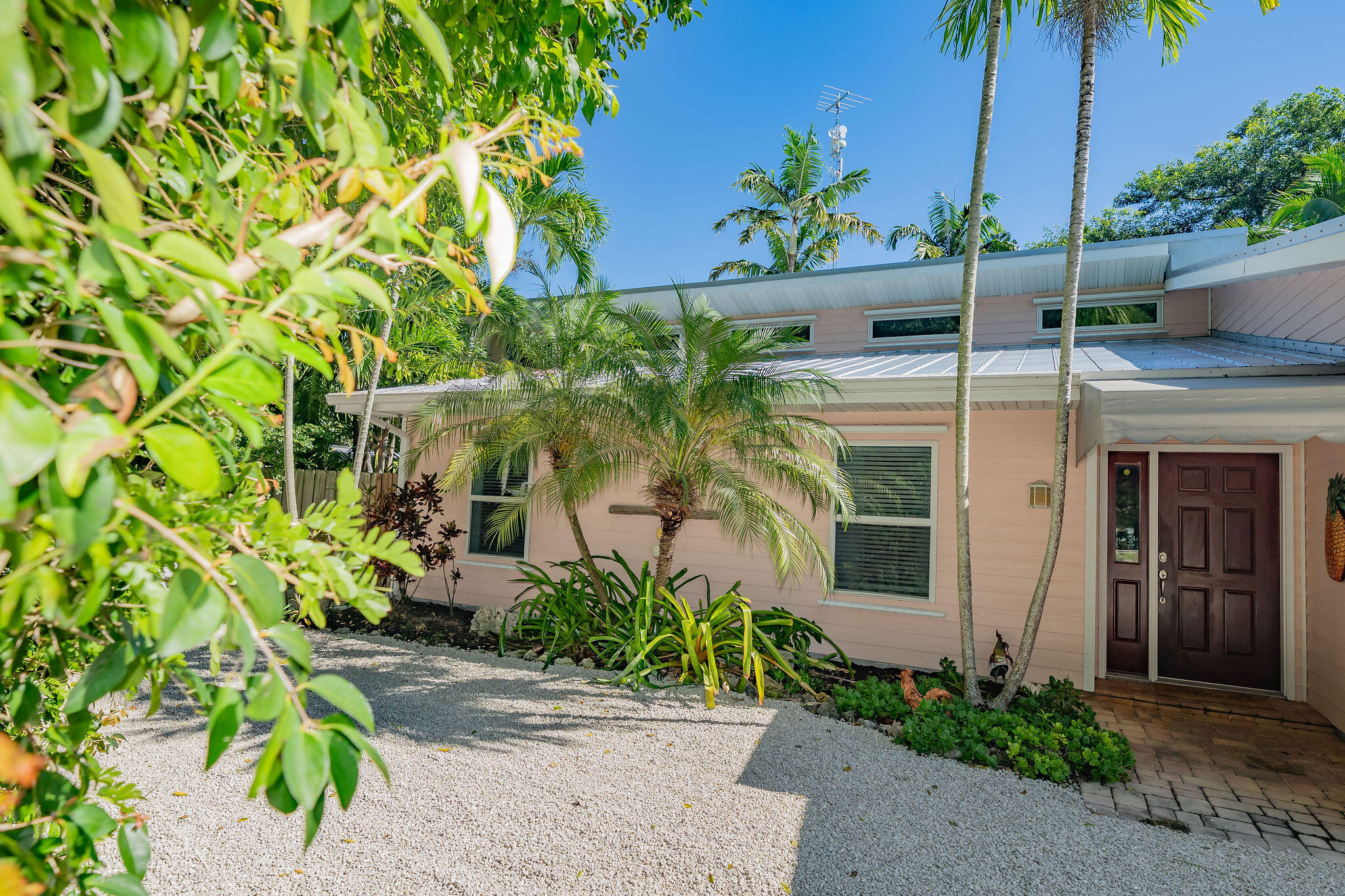 810 Madrid Road Key Largo, FL 33037 - Photo 10 of 78 Front yard