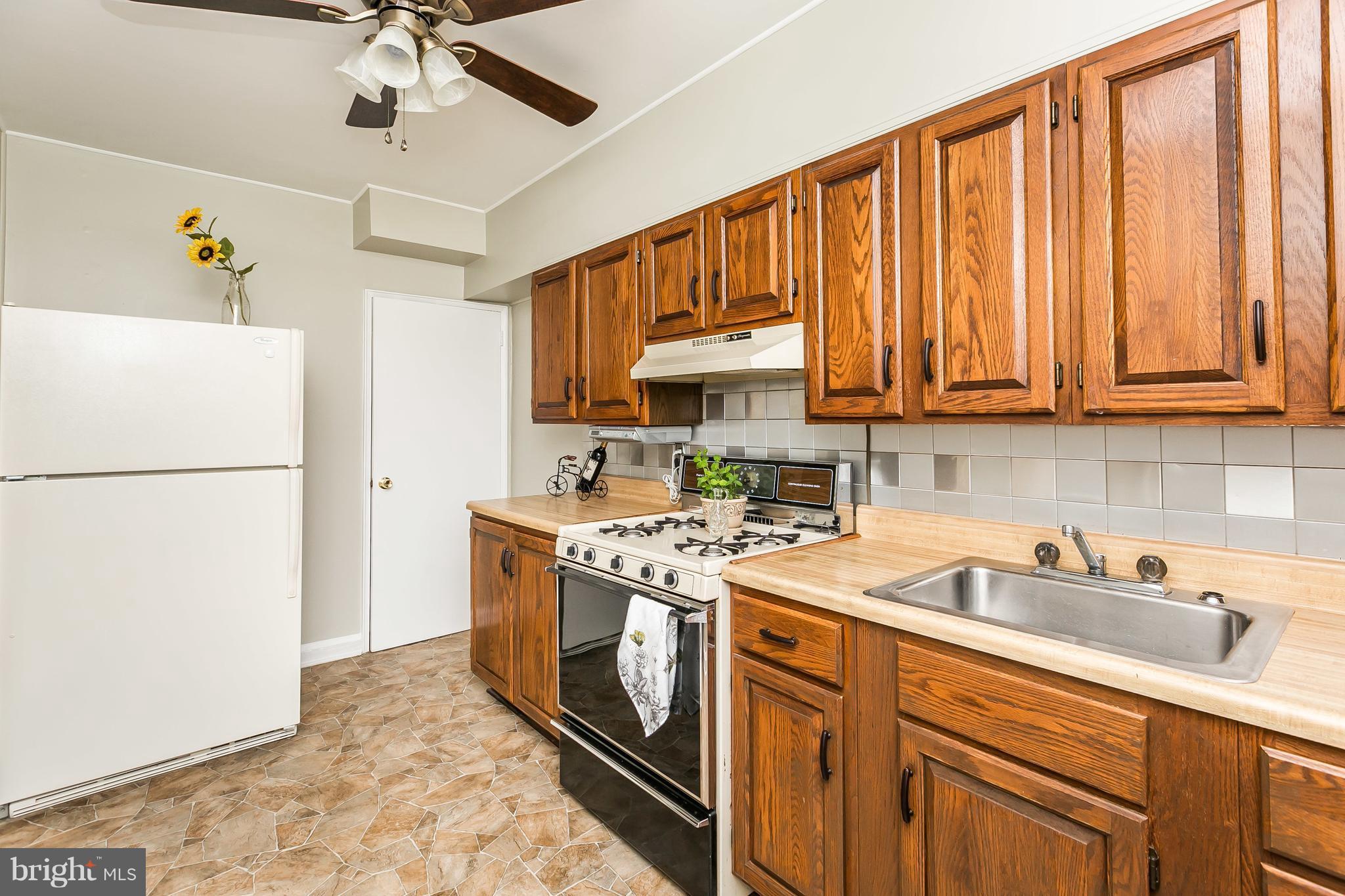 917 Southridge Road Baltimore, MD 21228 - Photo 10 of 25 Updated kitchen