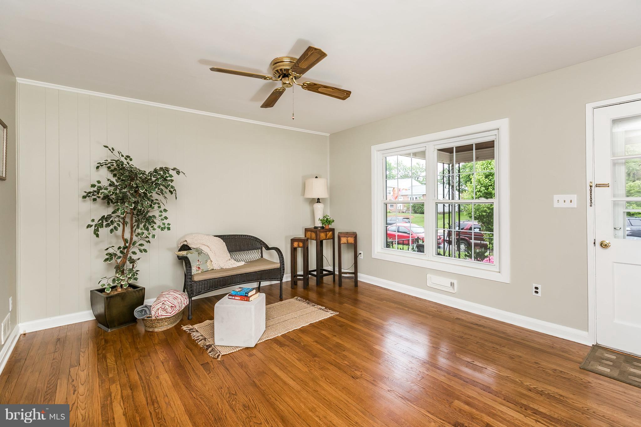 917 Southridge Road Baltimore, MD 21228 - Photo 5 of 25 Appealing, up-to-date color palette!