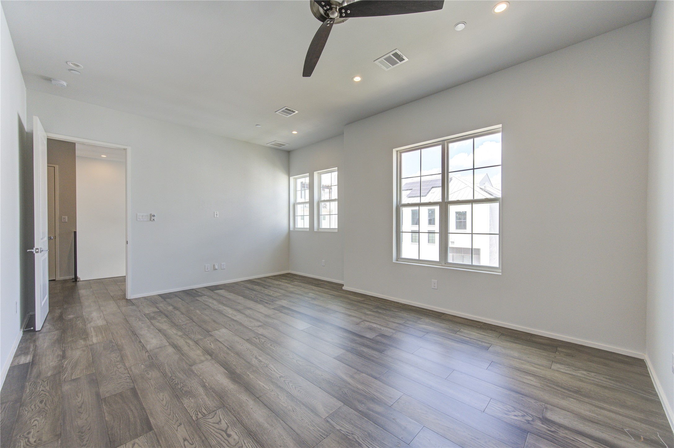 5336 Chandler Street Houston, TX 77007 - Photo 28 of 35 Huge primary bedroom