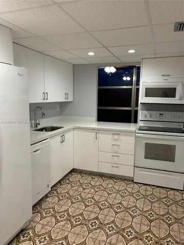 $2,400 | 2001 Atlantic Shores Boulevard, Unit 409, Hallandale Beach, FL 33009
