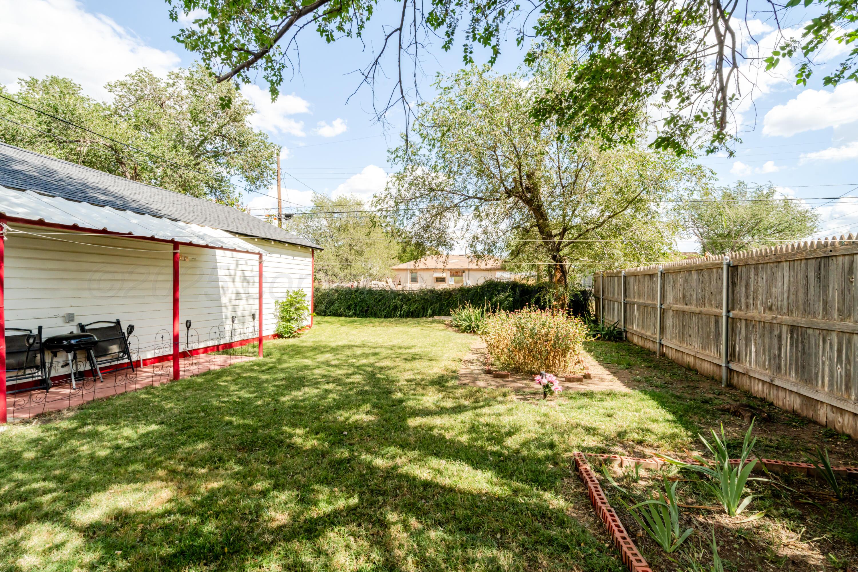 4205 South Jackson Street Amarillo, TX 79110 - Photo 19 of 22 a view of backyard of house