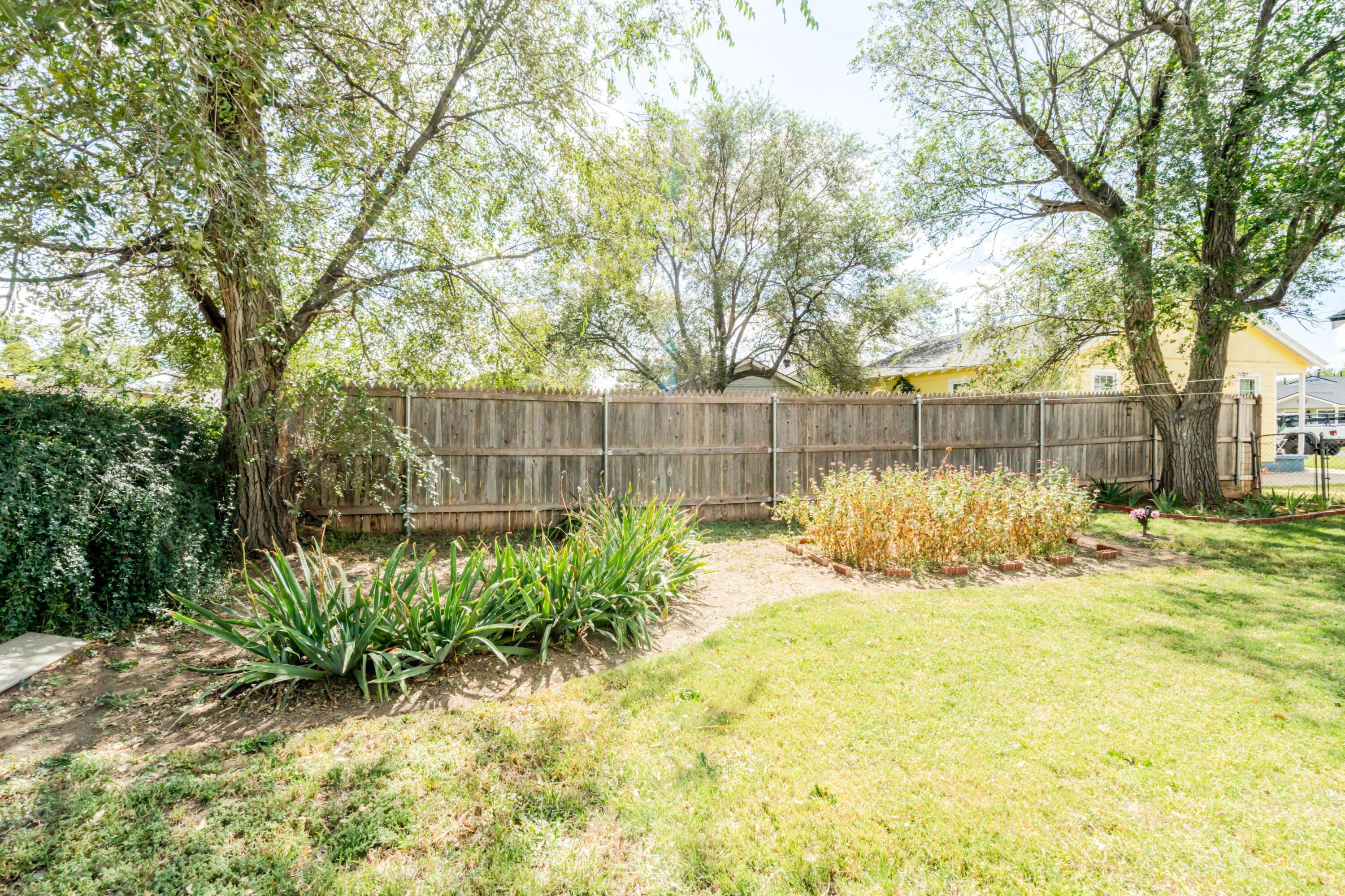 4205 South Jackson Street Amarillo, TX 79110 - Photo 20 of 22 a view of backyard with green space