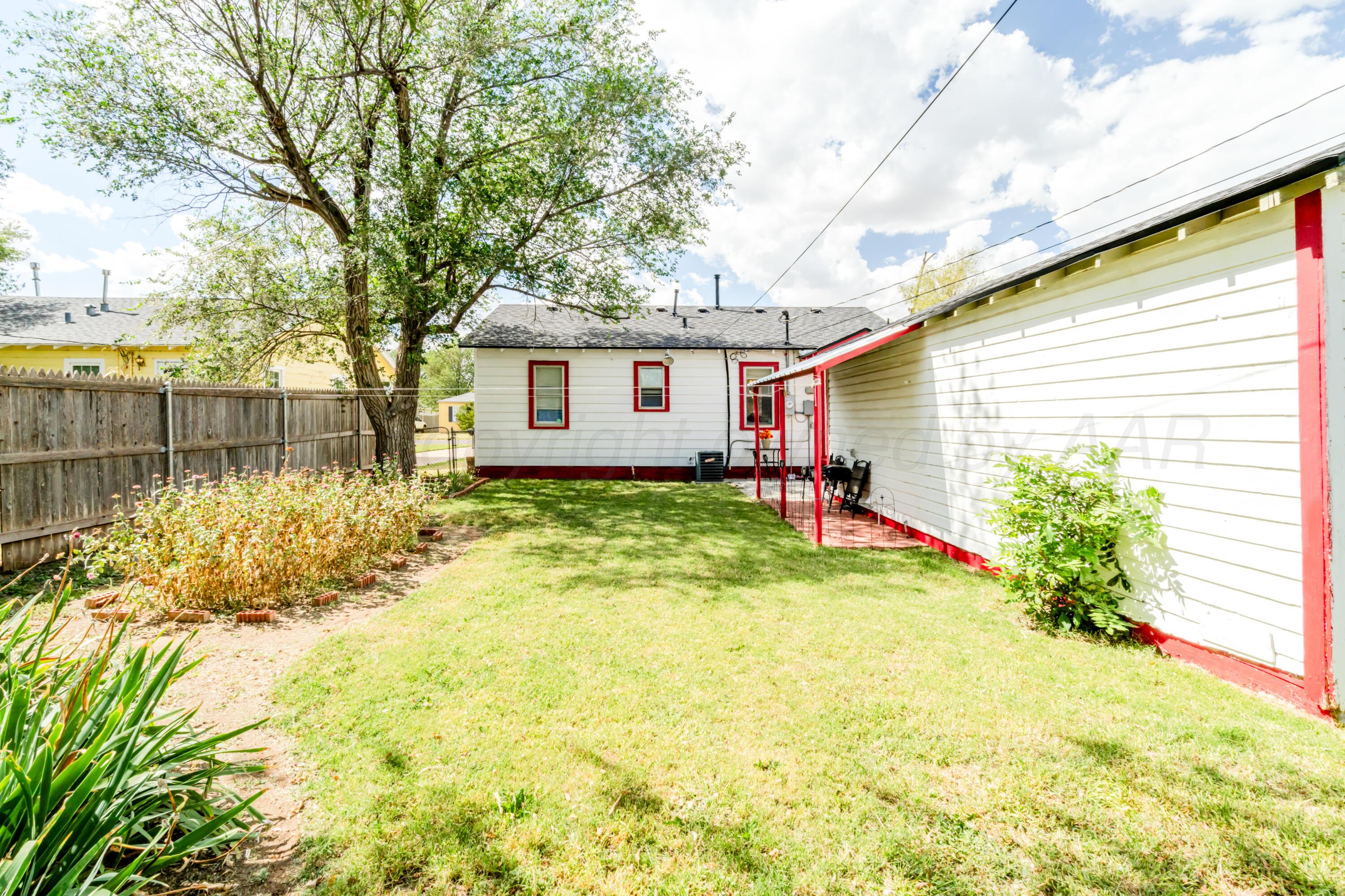4205 South Jackson Street Amarillo, TX 79110 - Photo 21 of 22 a view of backyard of house with green space