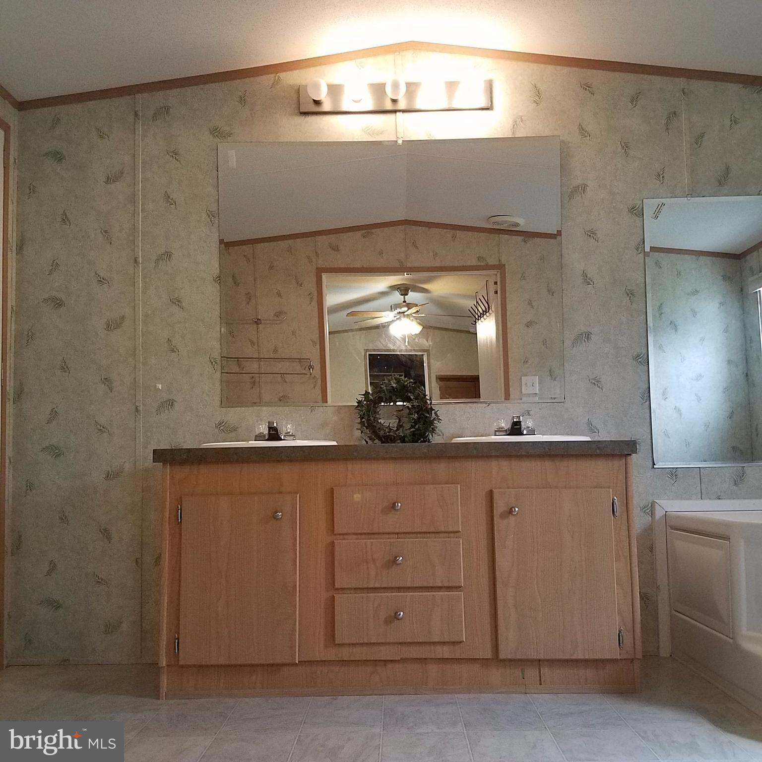 7810 Clark Road, Unit E22 Hanover, MD 21076 - Photo 16 of 27 Bath (Master)