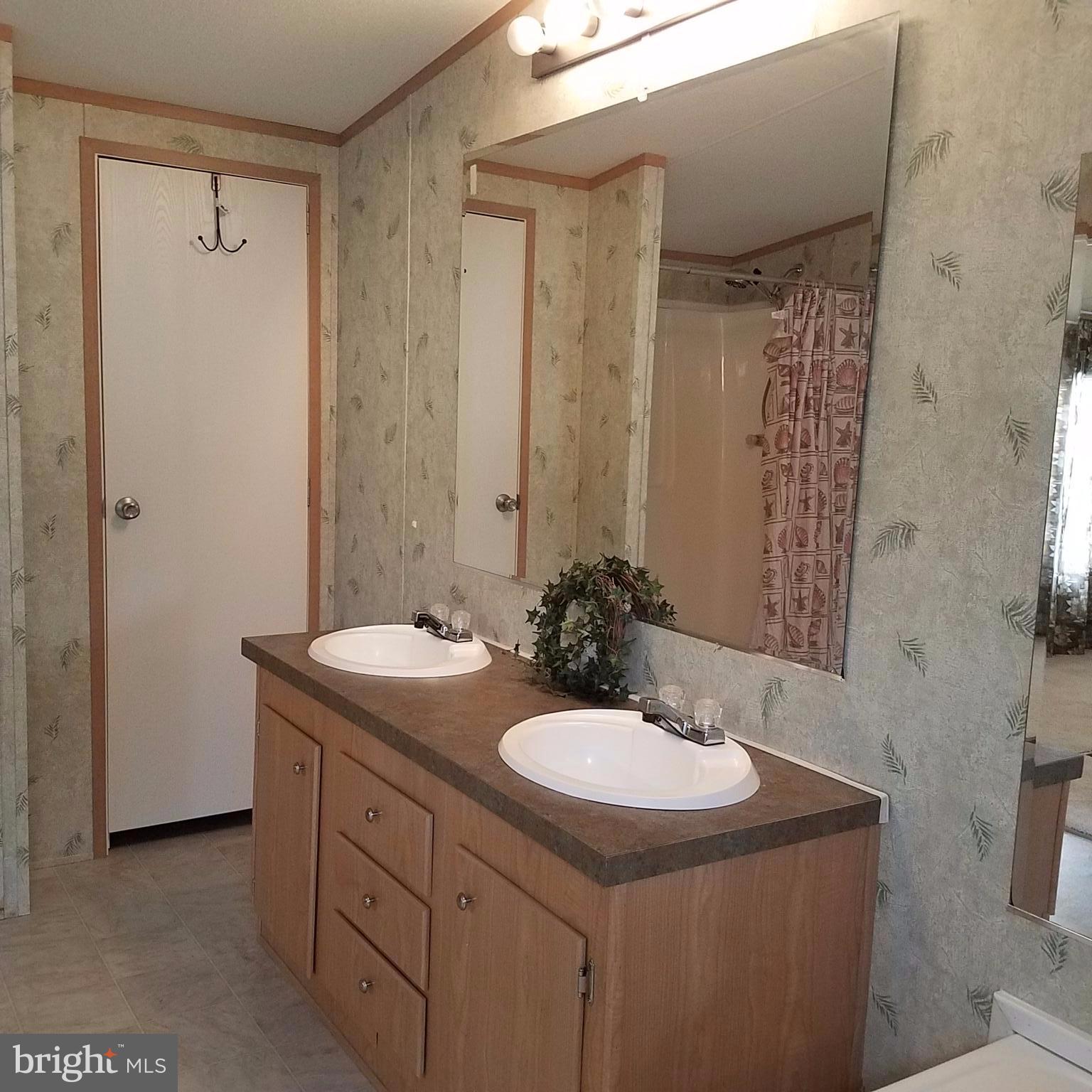 7810 Clark Road, Unit E22 Hanover, MD 21076 - Photo 17 of 27 Bath (Master)