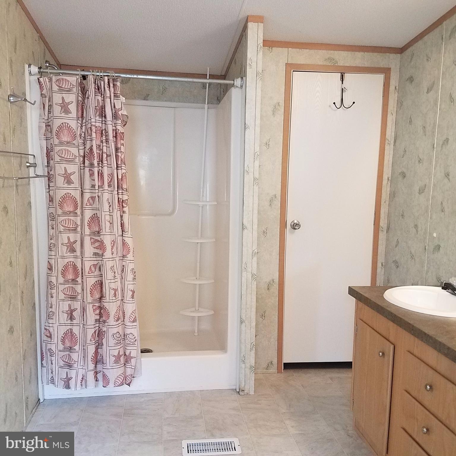 7810 Clark Road, Unit E22 Hanover, MD 21076 - Photo 18 of 27 Bath (Master)