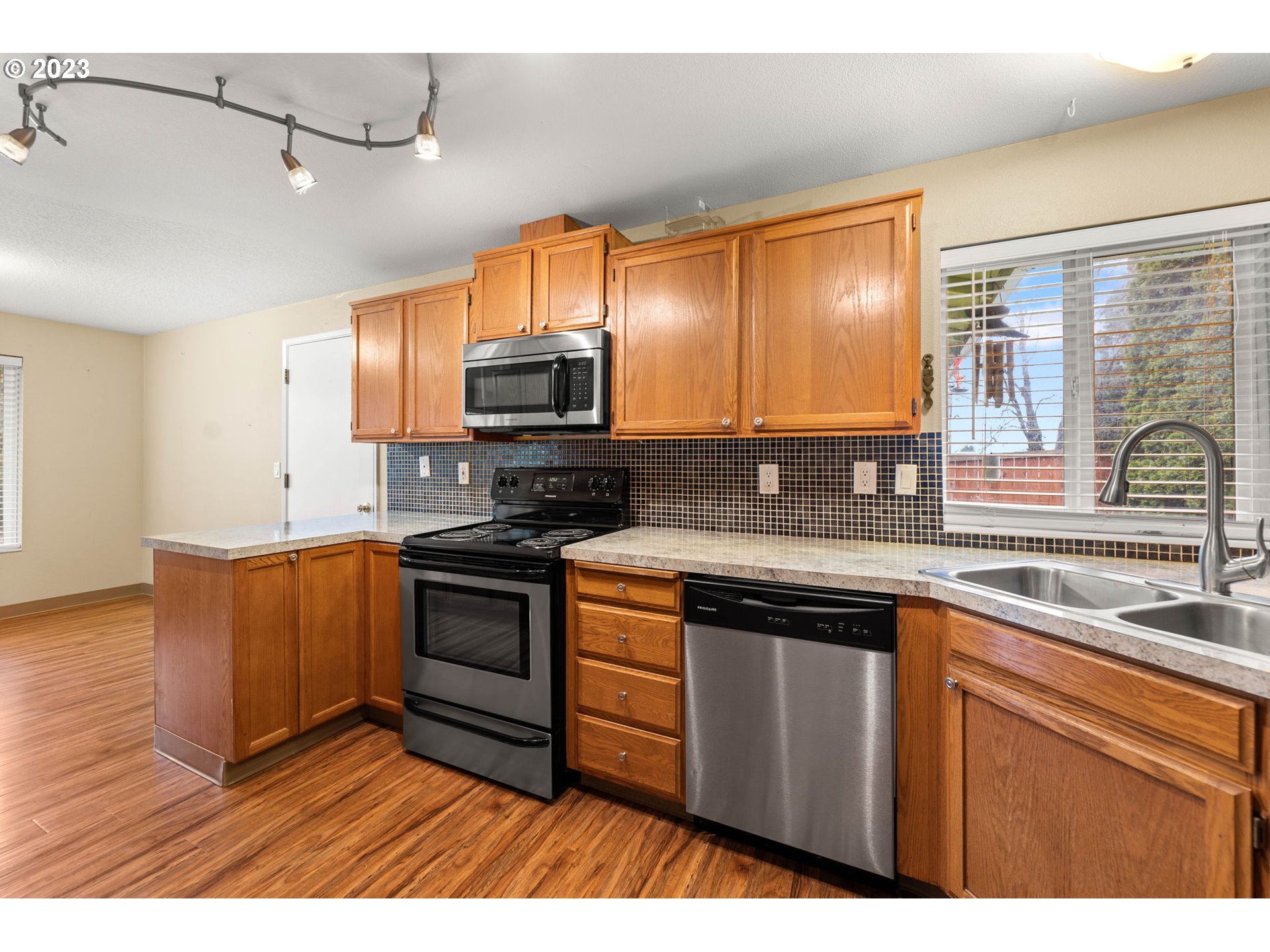 727 Southeast Russell Street Camas, WA 98607 - Photo 11 of 29 Kitchen
