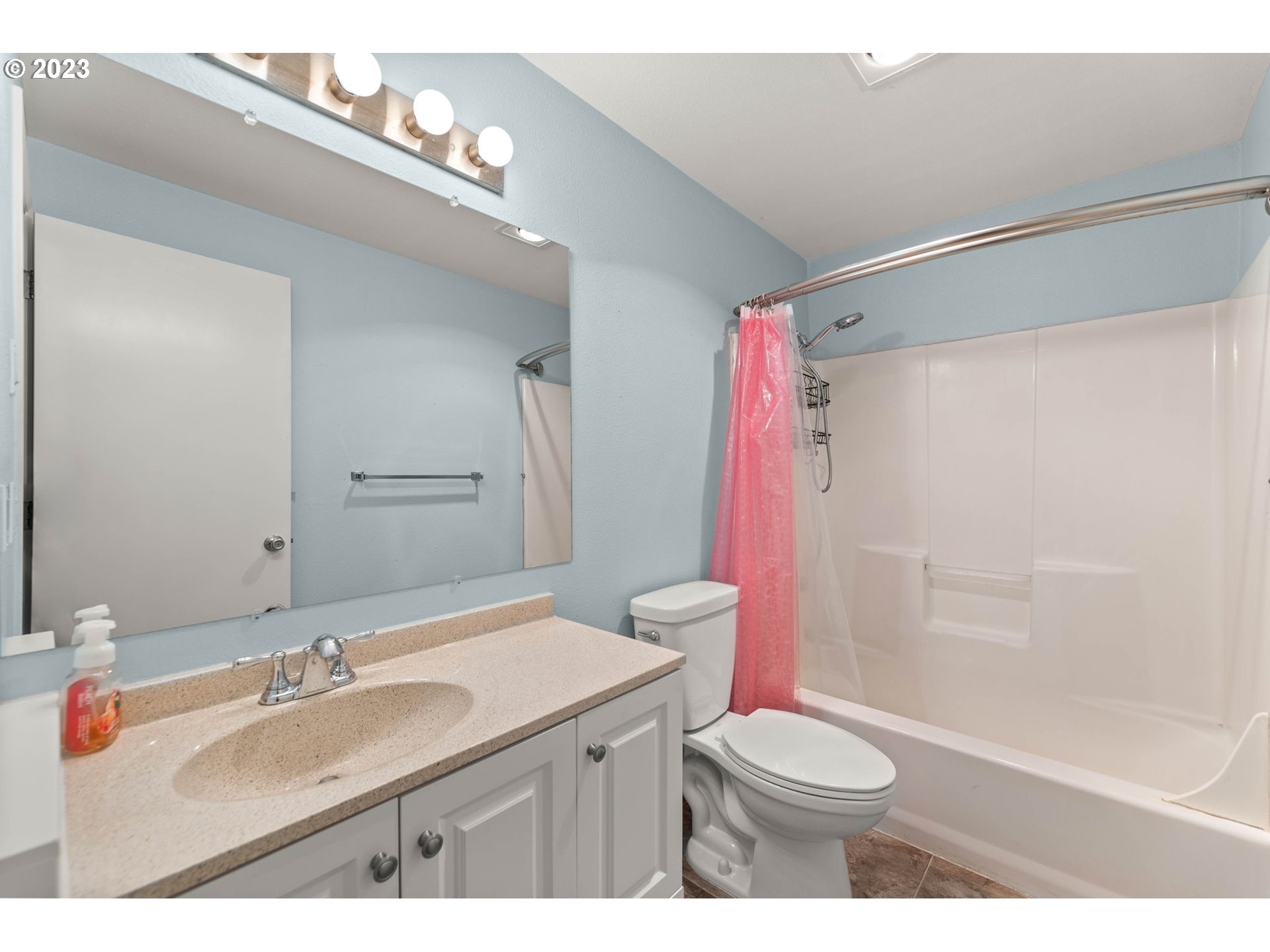 727 Southeast Russell Street Camas, WA 98607 - Photo 18 of 29 Bathroom