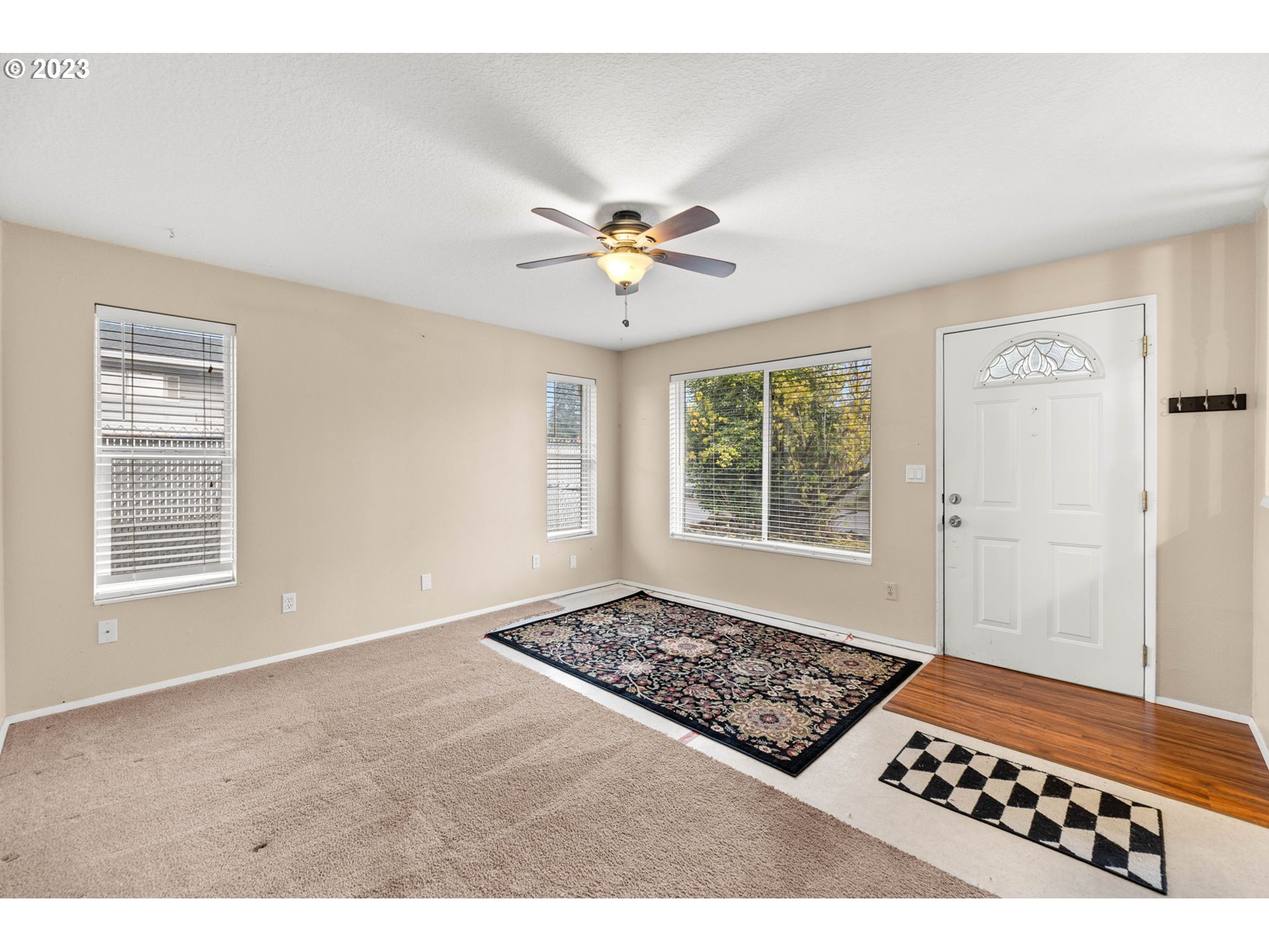 727 Southeast Russell Street Camas, WA 98607 - Photo 6 of 29 Living Room