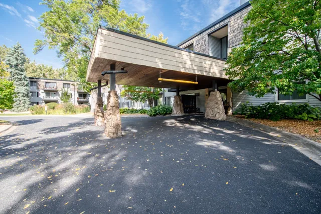 $154,900 | 181 Little Canada Road East, Unit 115, Little Canada, MN 55117