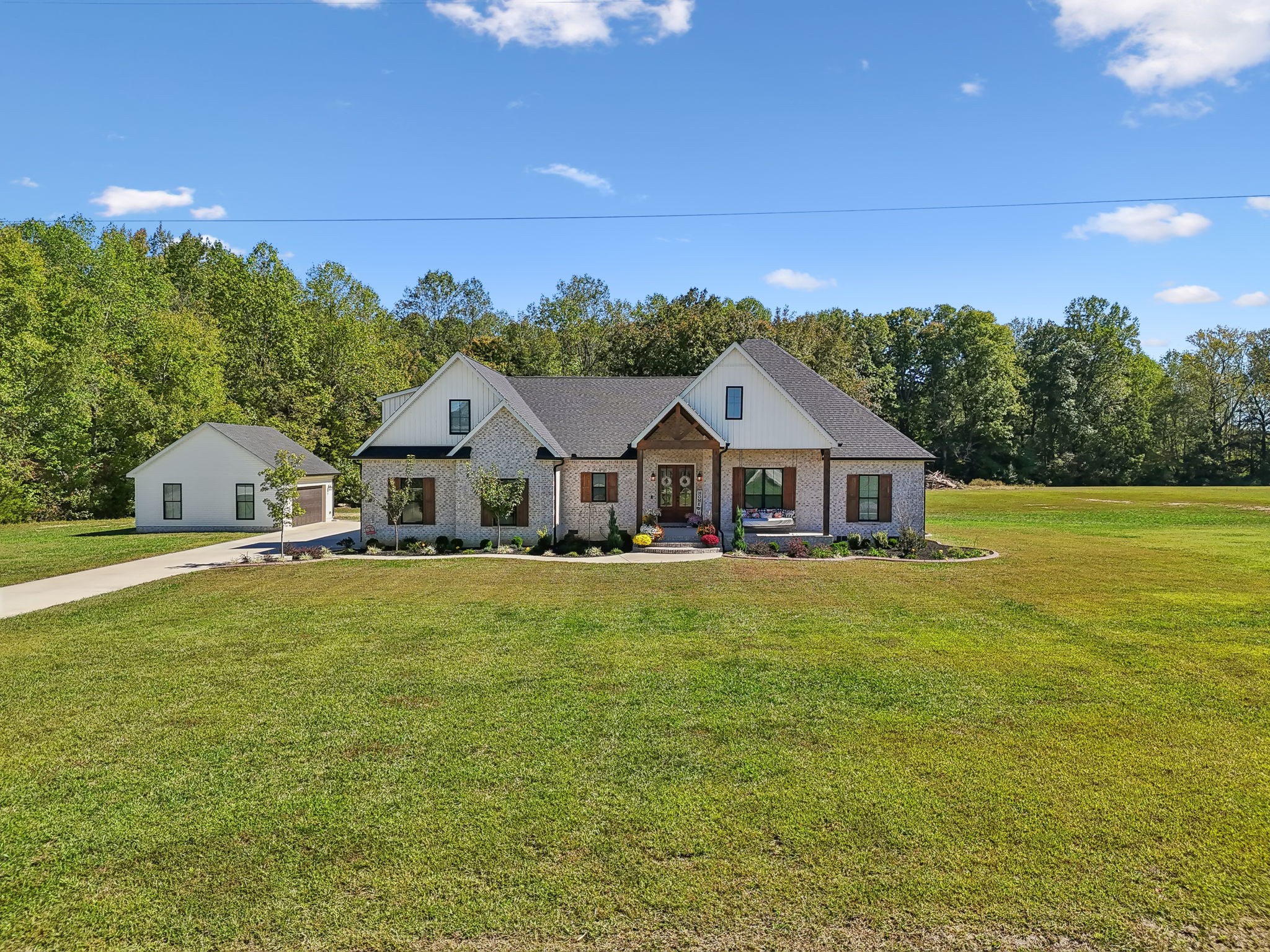 1338 Norton Road Manchester, TN 37355 - Photo 54 of 55 a front view of a house with garden