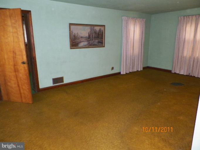 4636 Ridge Road Nottingham, MD 21236 - Photo 12 of 14 Living Room