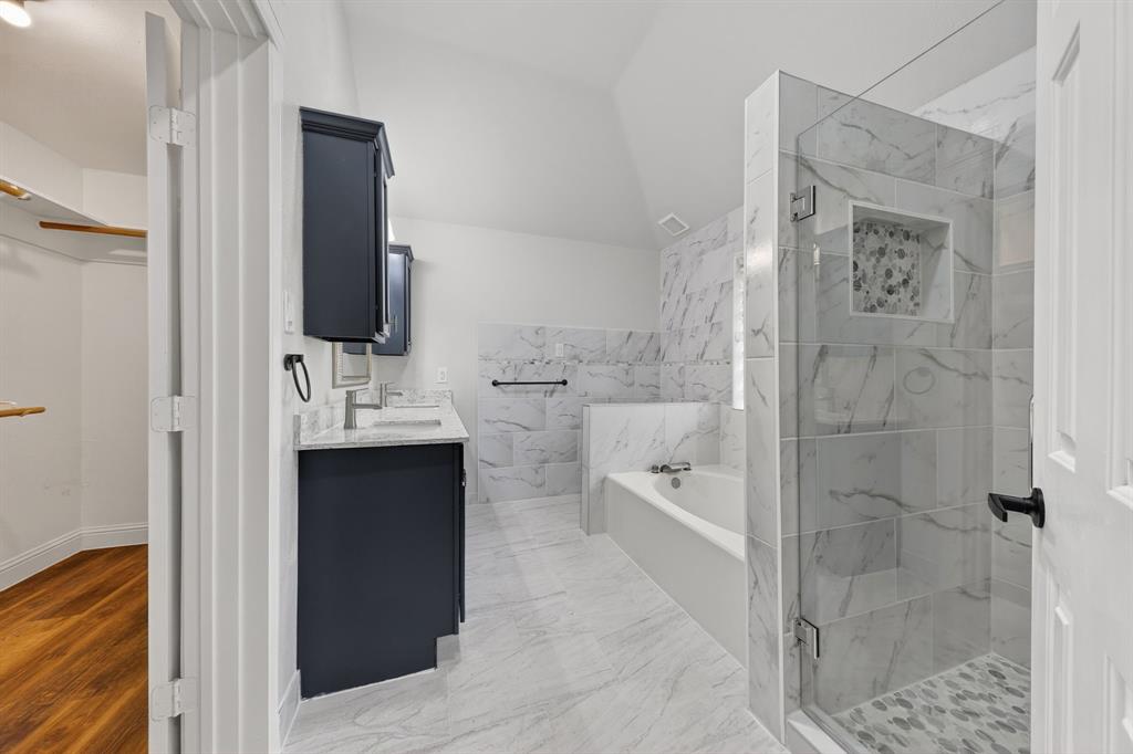 607 Rawlins Drive Lancaster, TX 75146 - Photo 21 of 26 a bathroom with a bathtub and a sink