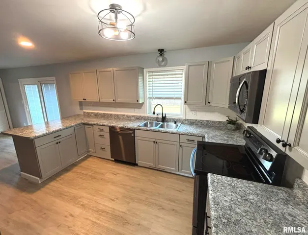 $179,900 | 512 Tulsa Avenue, Salem, IL 62881