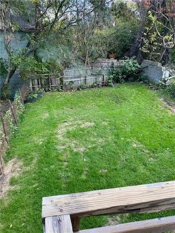 a view of a backyard