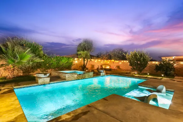 a view of a backyard