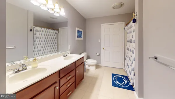 a view of a livingroom with furniture and closet