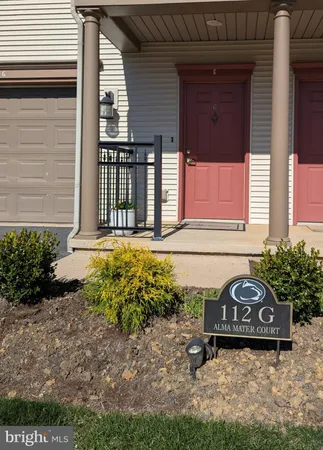 a view of entryway and hall
