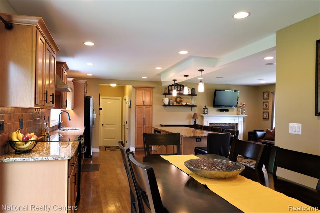 32308 Red Clover Road Farmington Hills, MI 48334 - Photo 3 of 37