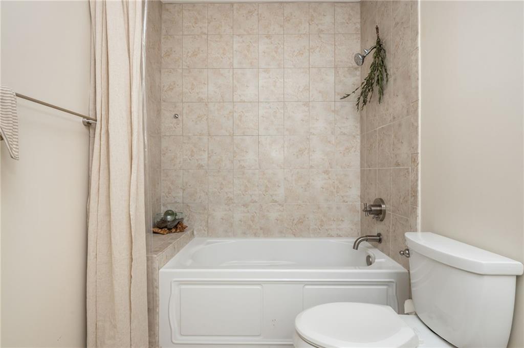 905 Juniper Street Northeast, Unit 705 Atlanta, GA 30309 - Photo 54 of 62 a bathroom with a toilet and a bathtub