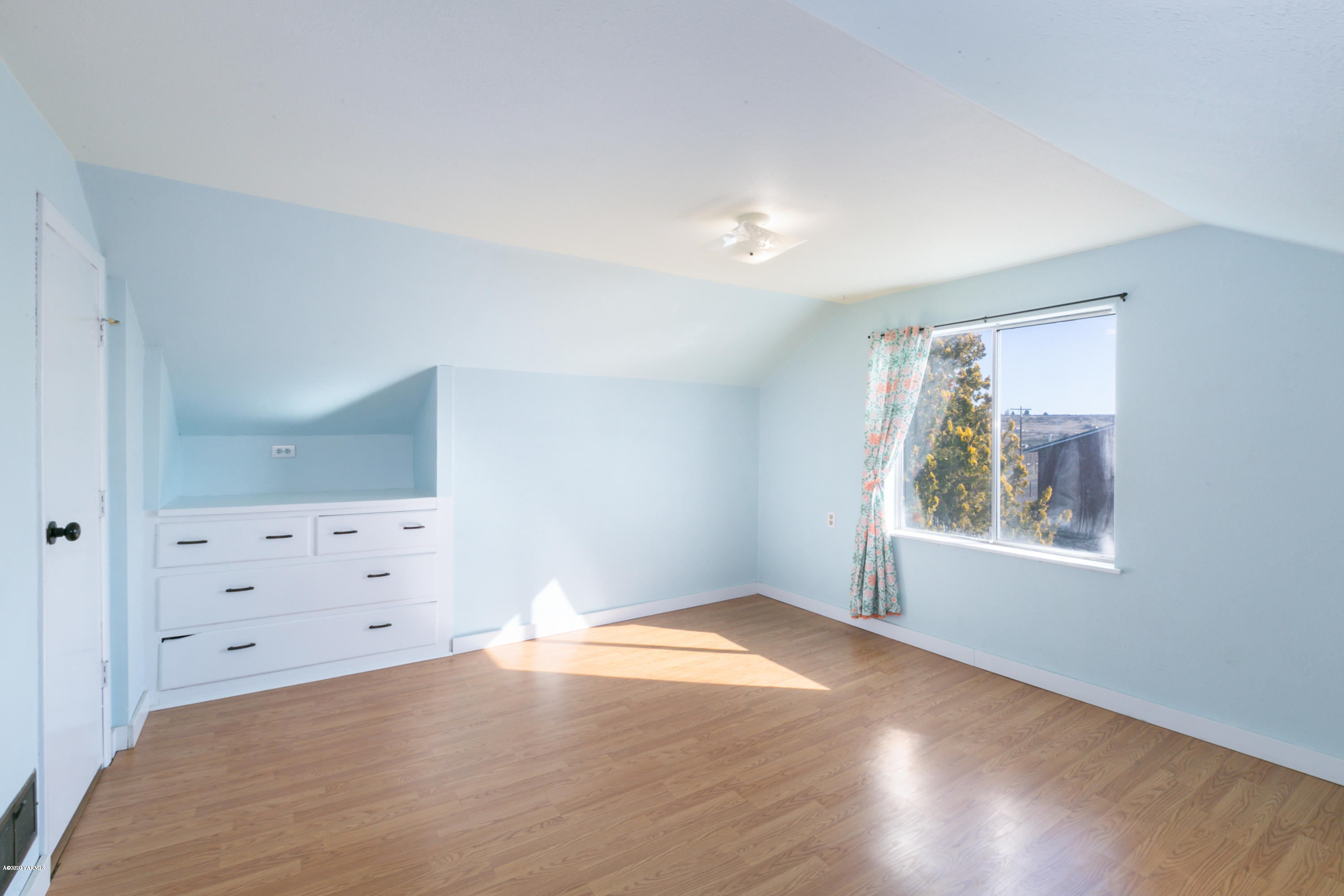 780 Elliott Road Cowiche, WA 98923 - Photo 13 of 18 an empty room with windows and cabinet