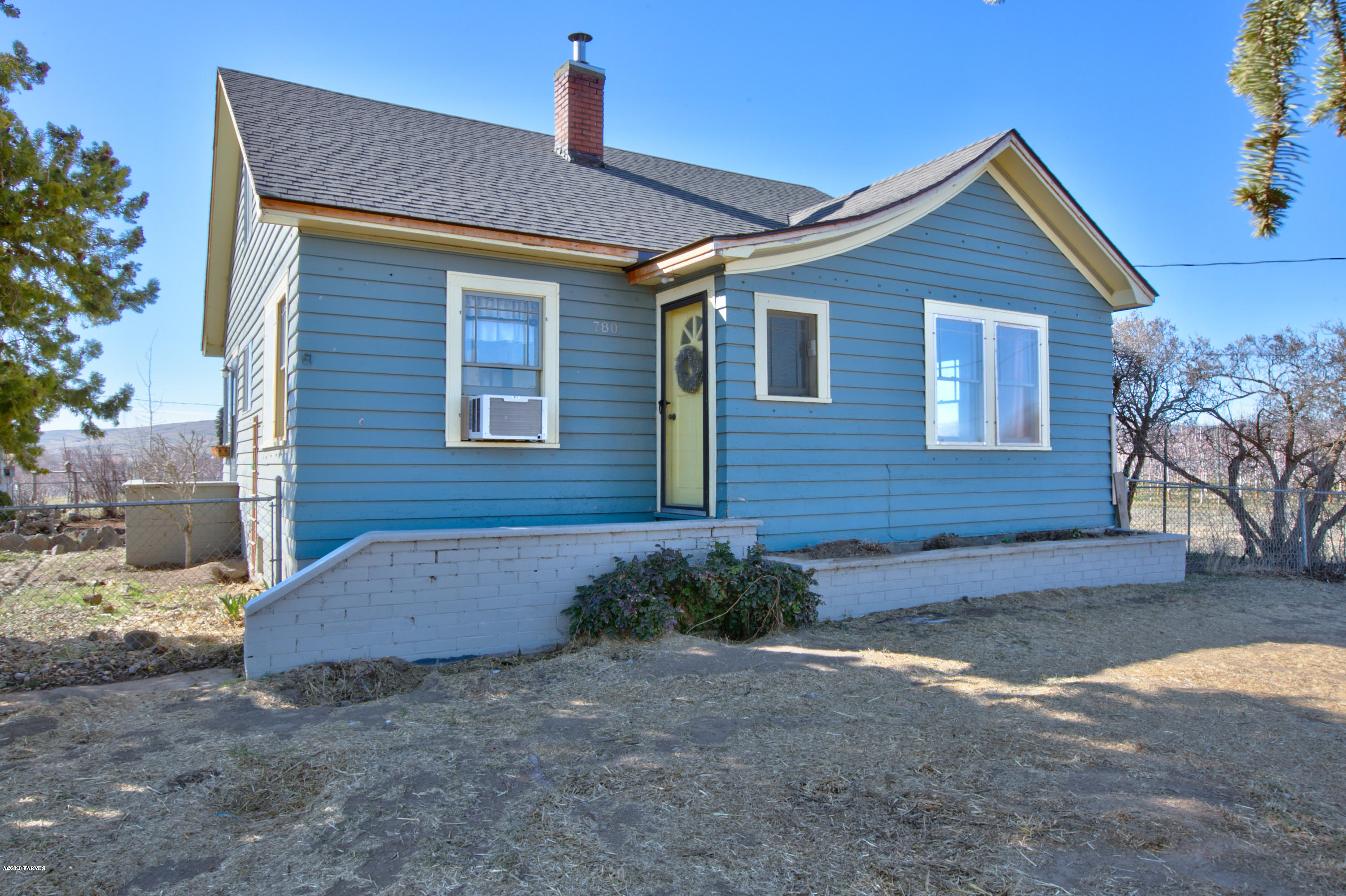 780 Elliott Road Cowiche, WA 98923 - Photo 18 of 18 a front view of a house with garden