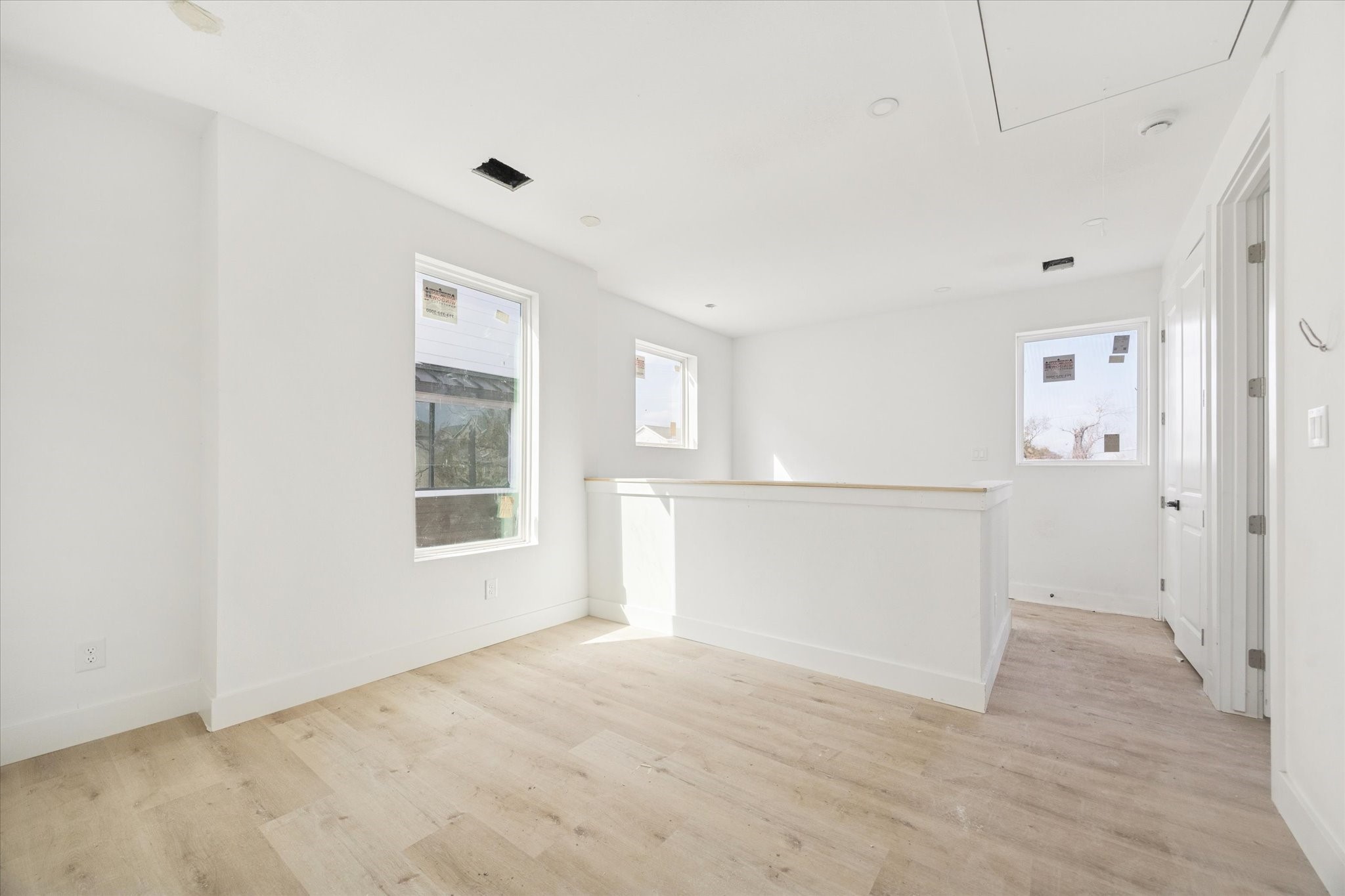 1032 West 17th Street, Unit A Houston, TX 77008 - Photo 8 of 21 an empty room with windows and closet