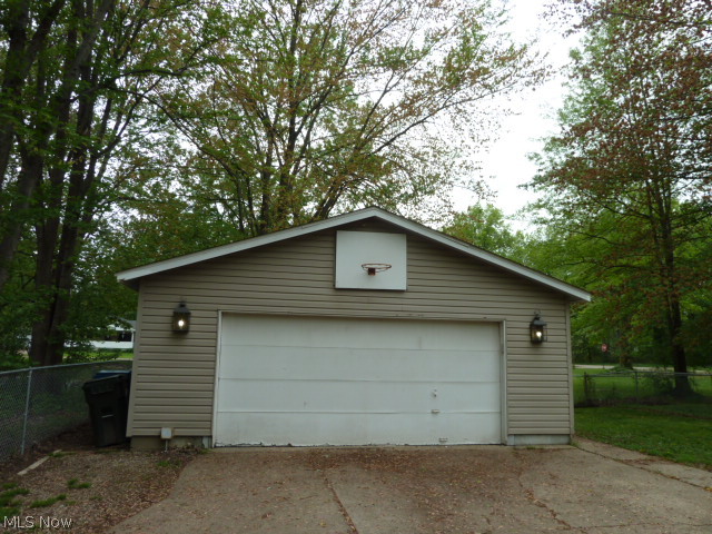 6364 Ridgeview Boulevard North Ridgeville, OH 44039 - Photo 13 of 14 Detached 2-car garage