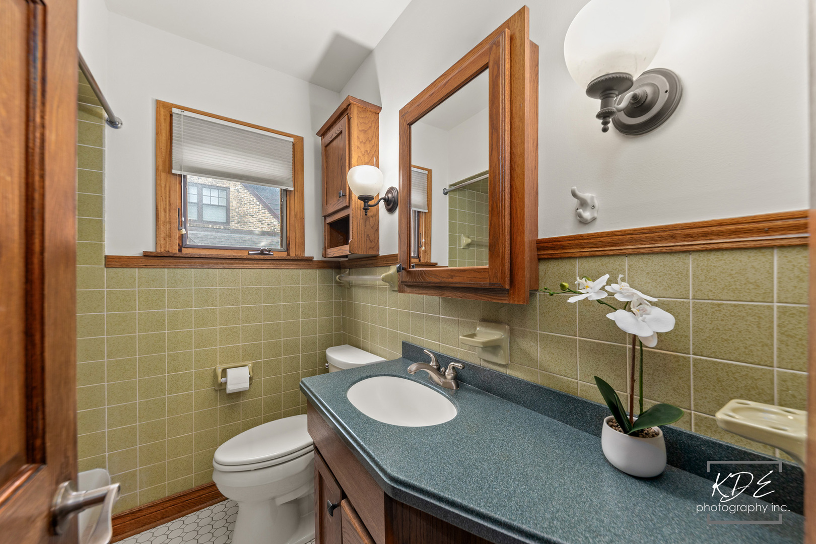 330 South Maple Street Itasca, IL 60143 - Photo 33 of 67 a bathroom with a toilet sink and mirror